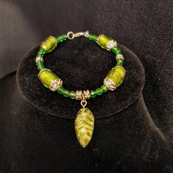 Gold and Green Leaf Accent Beaded Bracelet - Picture 5 of 6